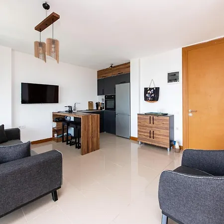 Gorgeous Flat With Nature View In Milas Apartment *